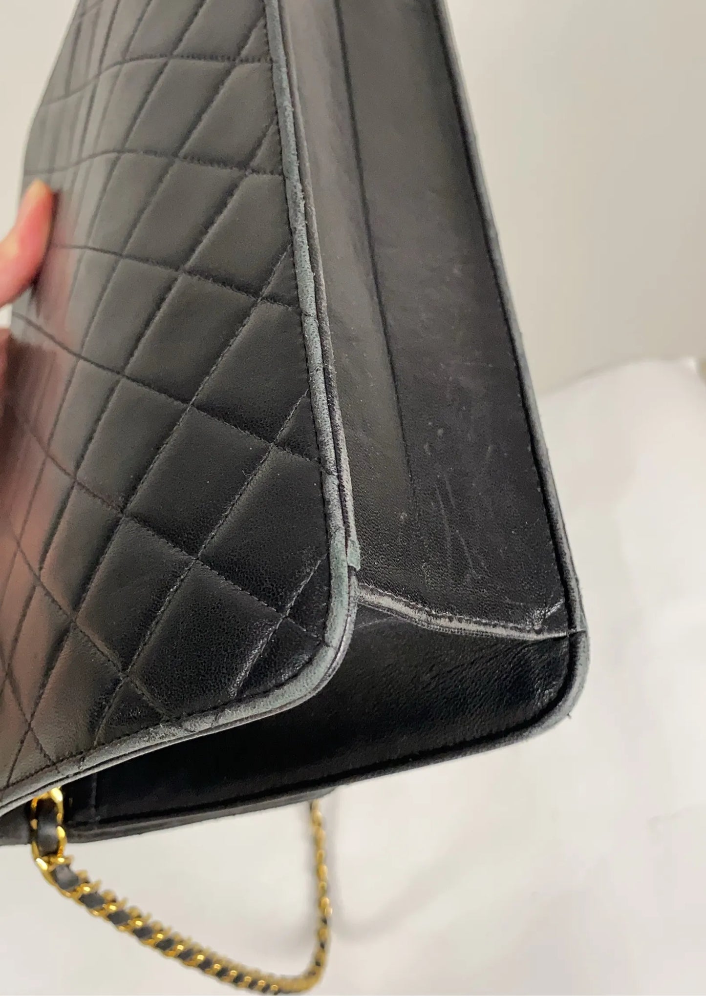 Chanel-skinnaxelremsväska