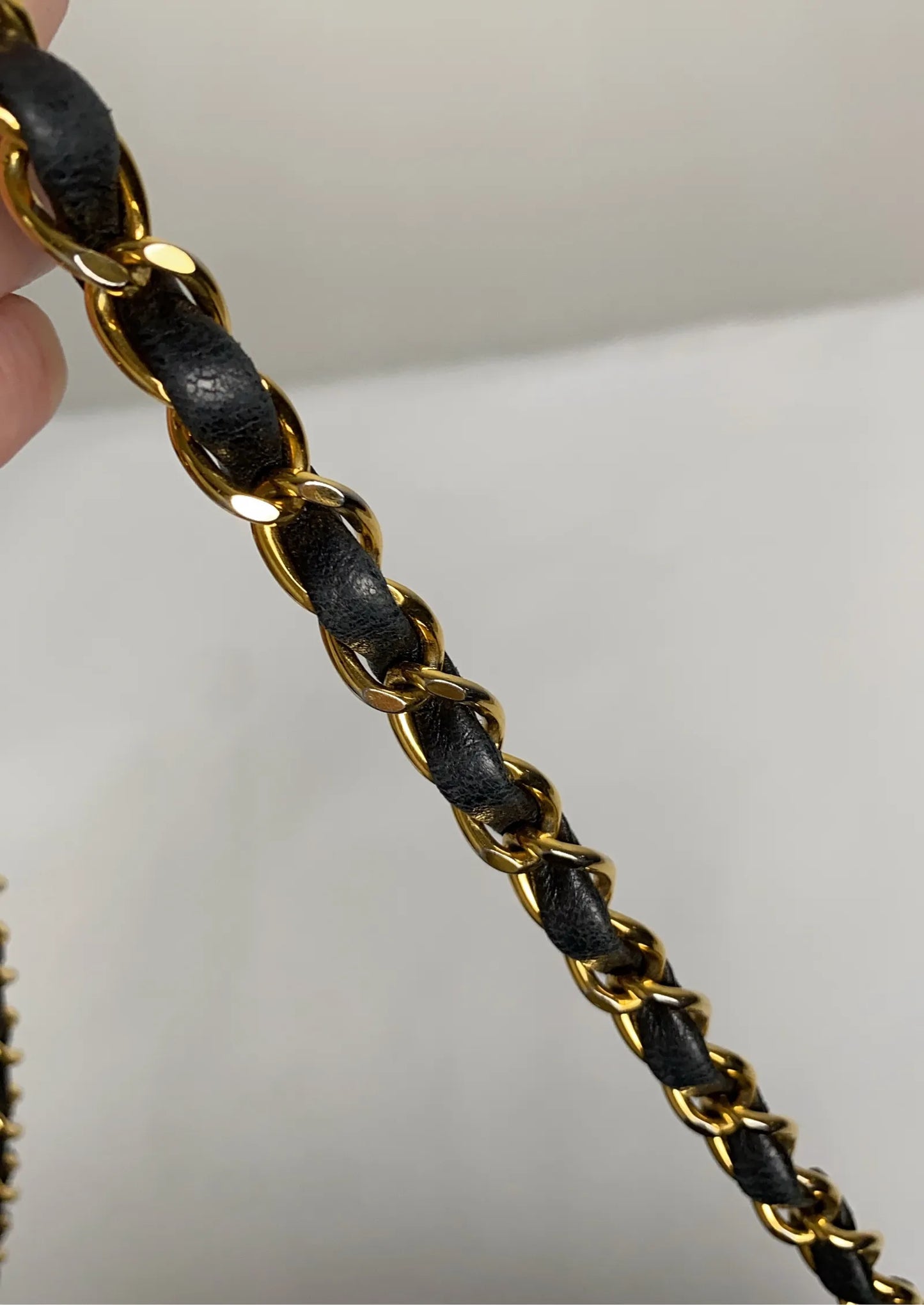 Chanel-skinnaxelremsväska