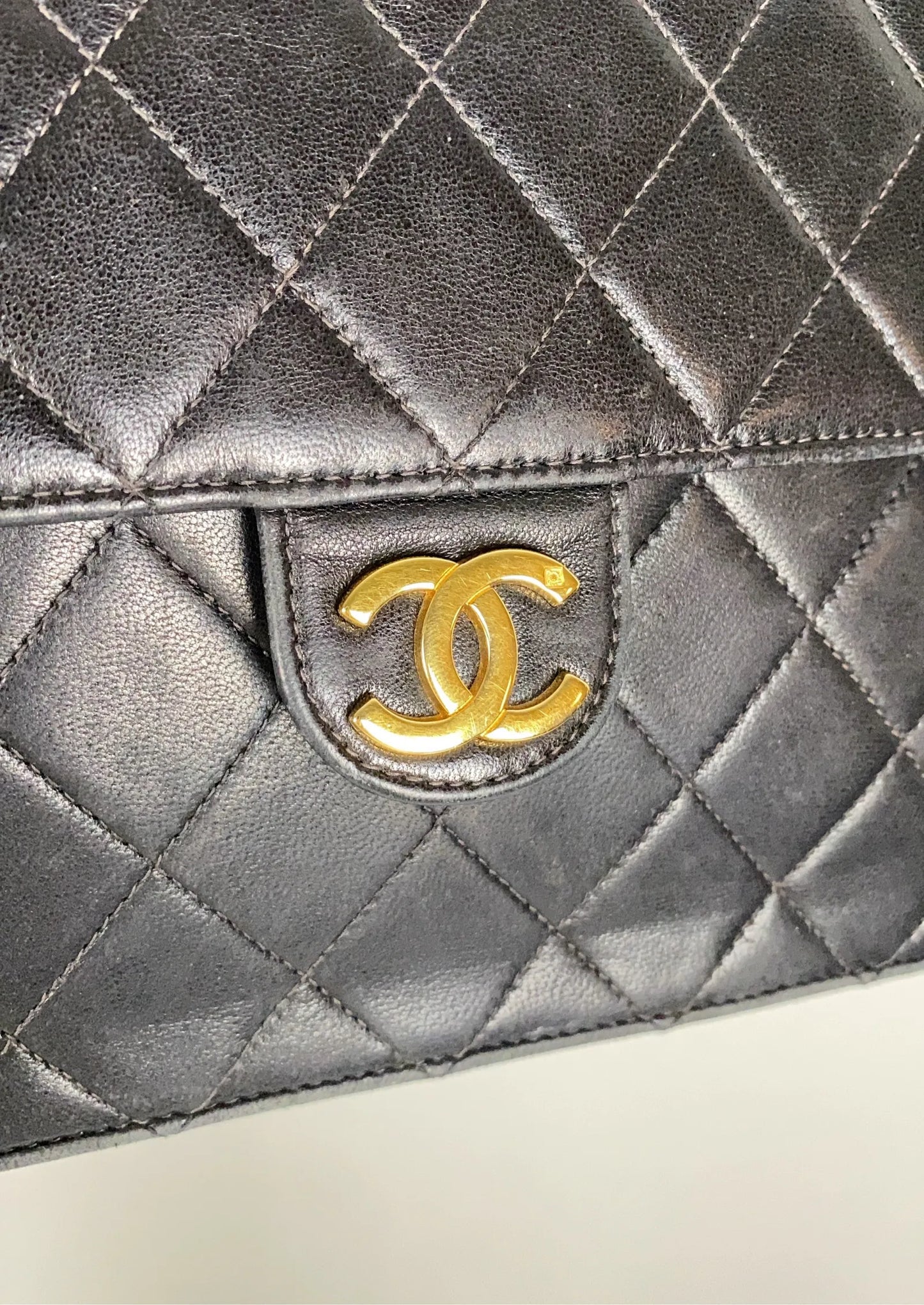 Chanel-skinnaxelremsväska