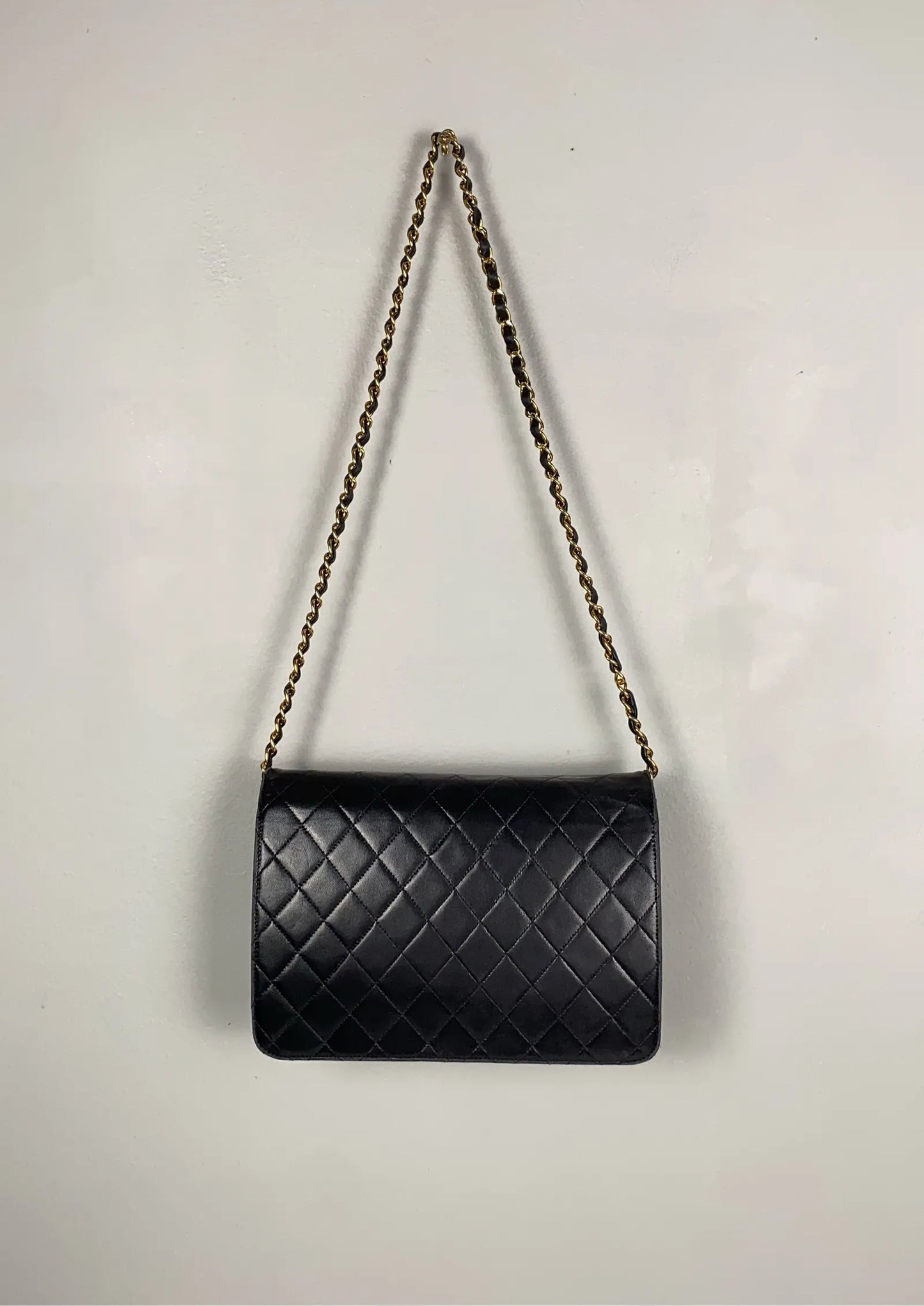 Chanel-skinnaxelremsväska