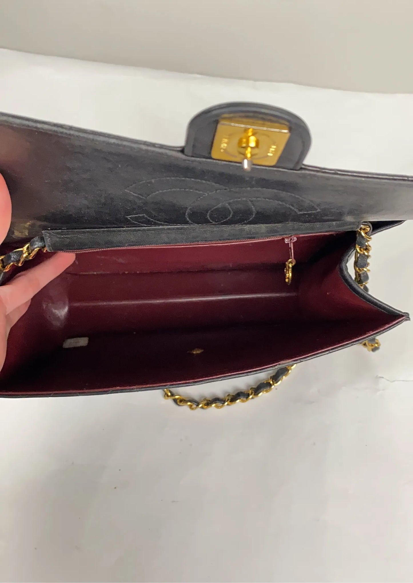 Chanel-skinnaxelremsväska