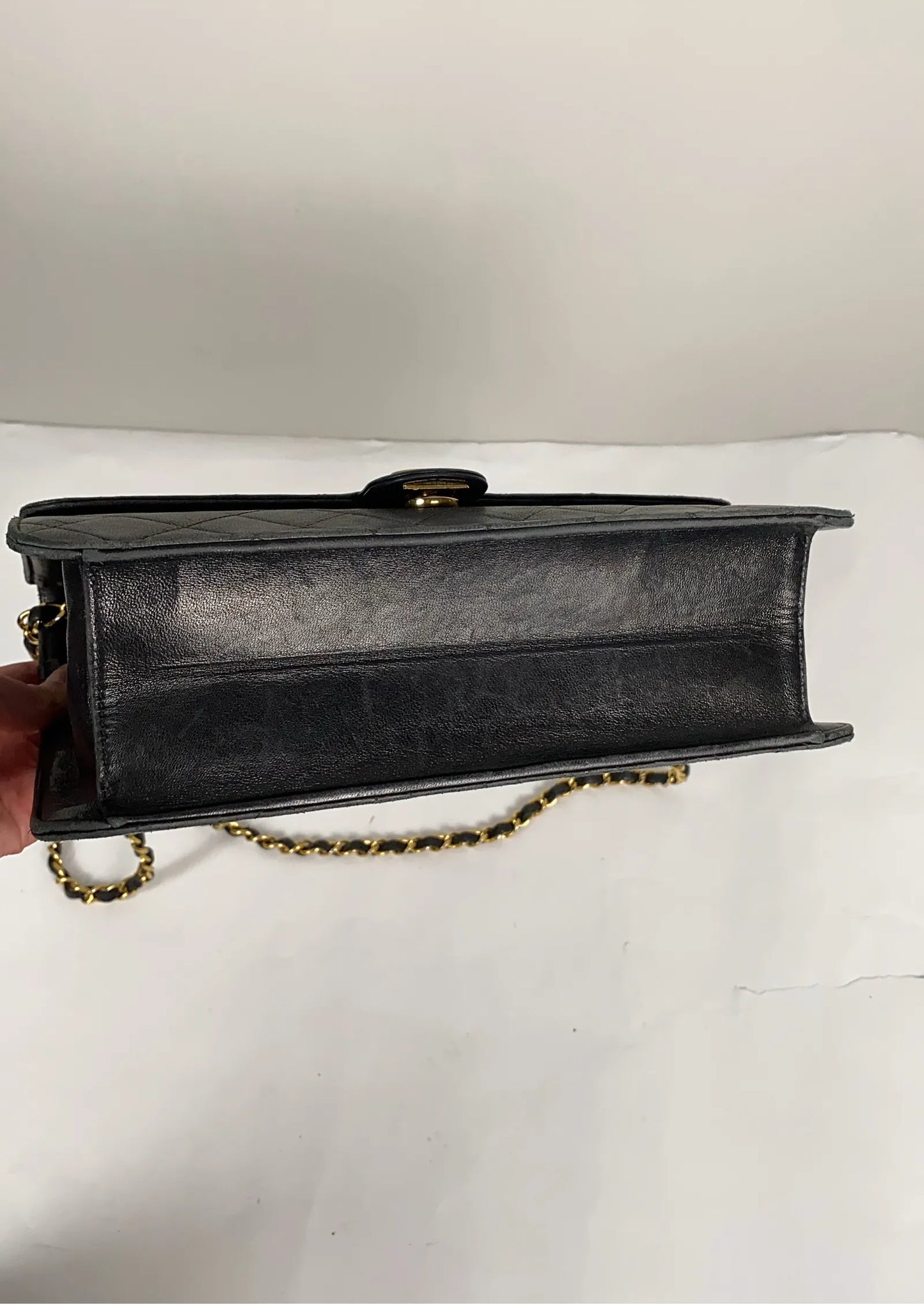 Chanel-skinnaxelremsväska