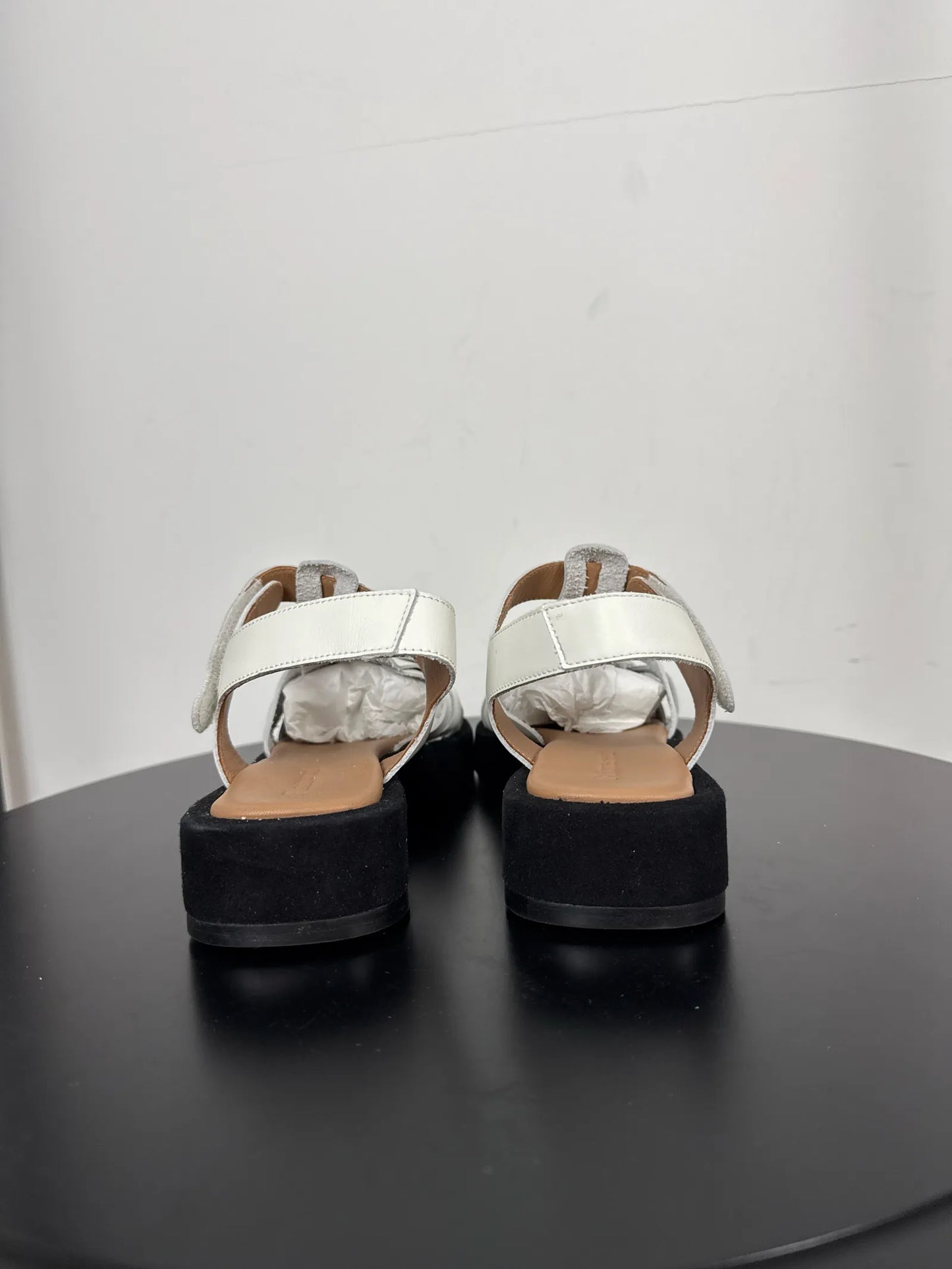 Flattered Gigi White Leather-skinnsandaler NWOT