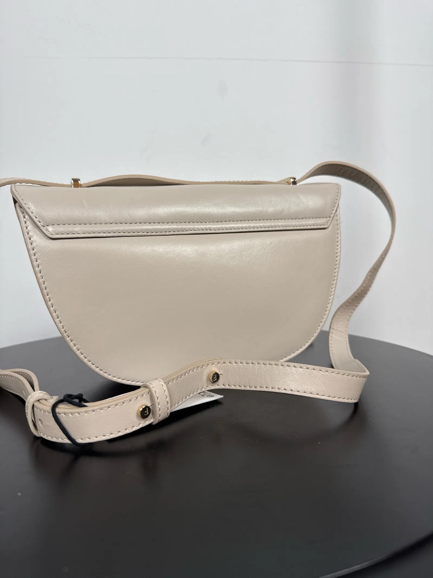 Flattered Cindy Cross Body Taupe-skinnaxelremsväska NWT