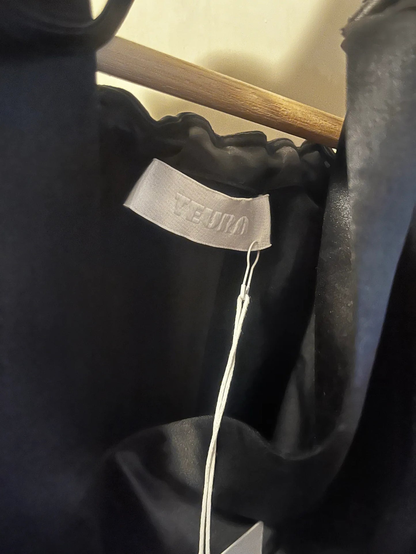 Teurn Studios-sidenblus NWT