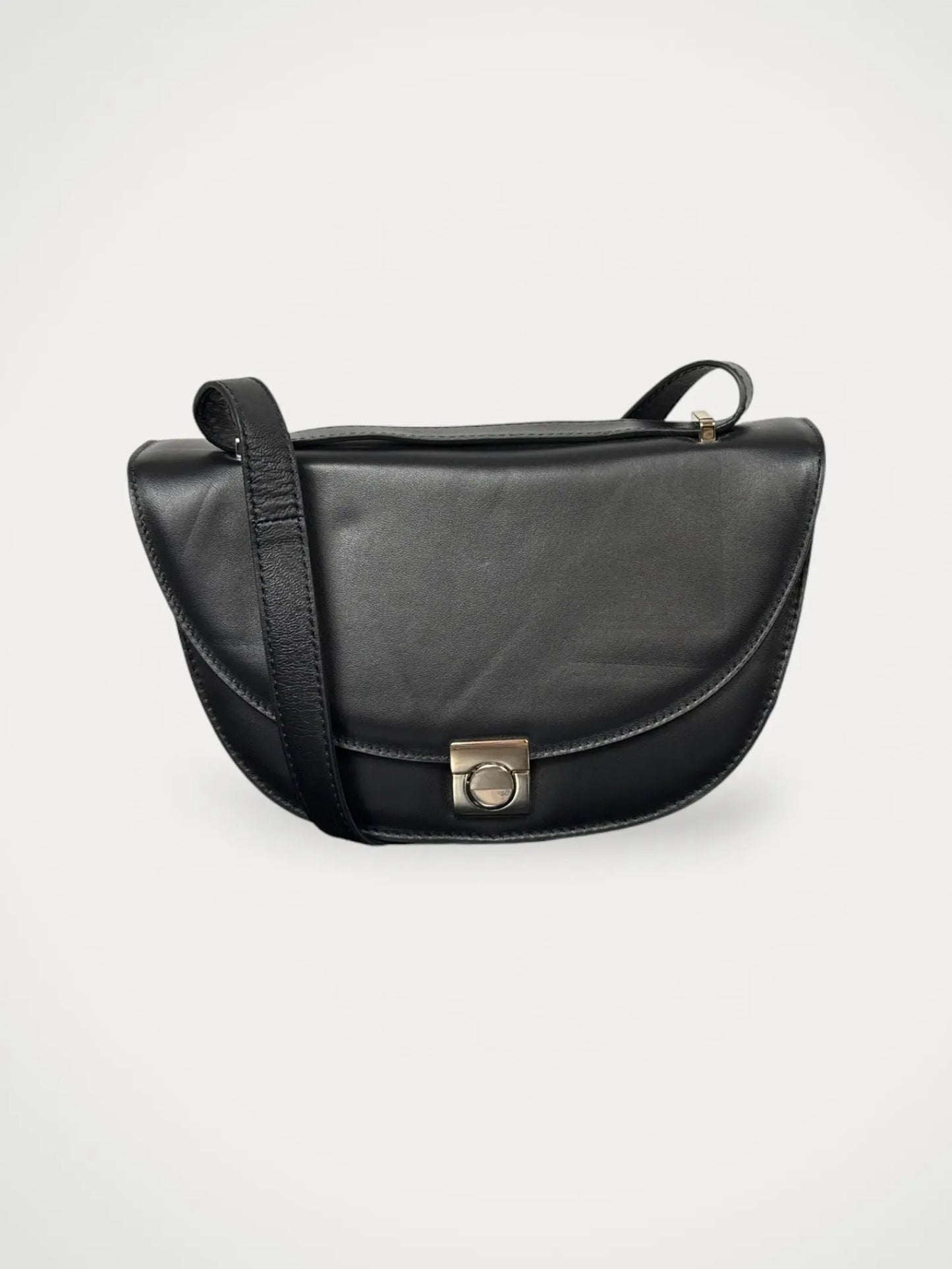 Flattered Cindy Crossbody Black-skinnaxelremsväska NWT