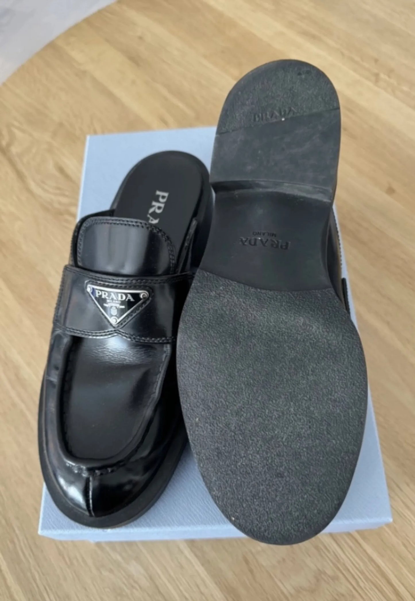 Prada-skinnloafers