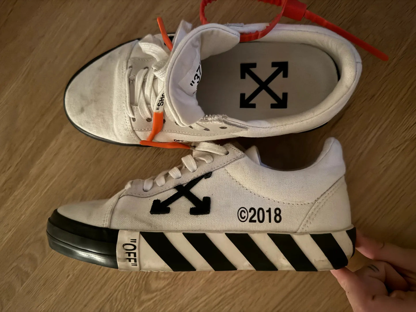 Off-White-skinnsneakers