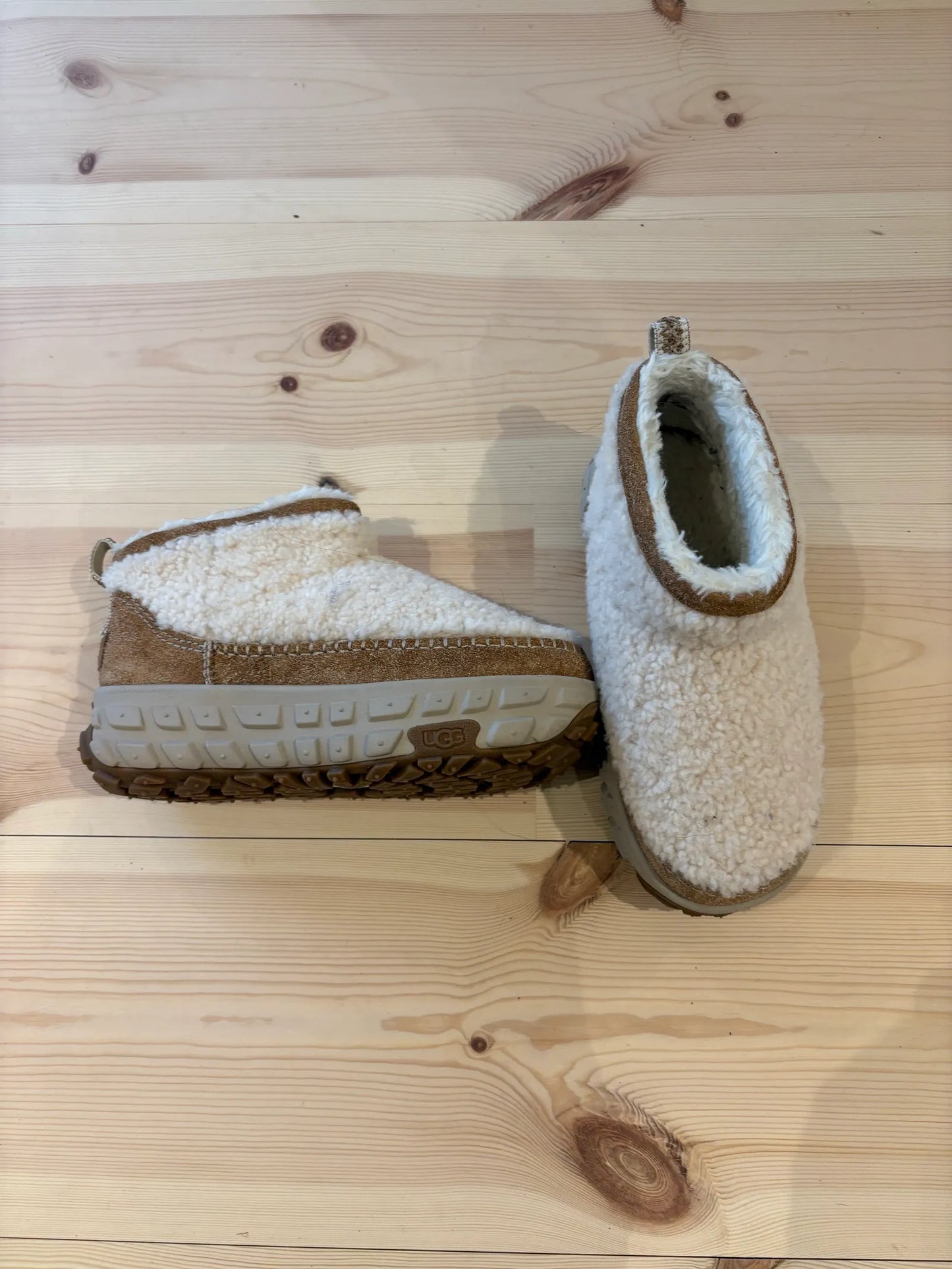 UGG U Venture Daze Winter Shoes