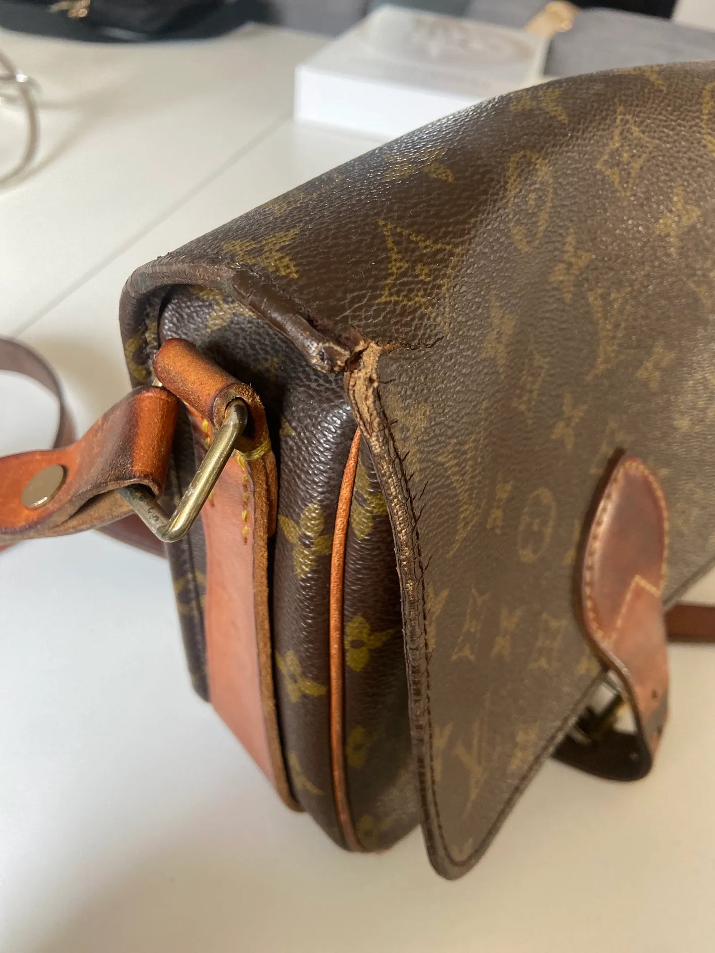 Louis Vuitton Saint Cloud-skinnaxelremsväska