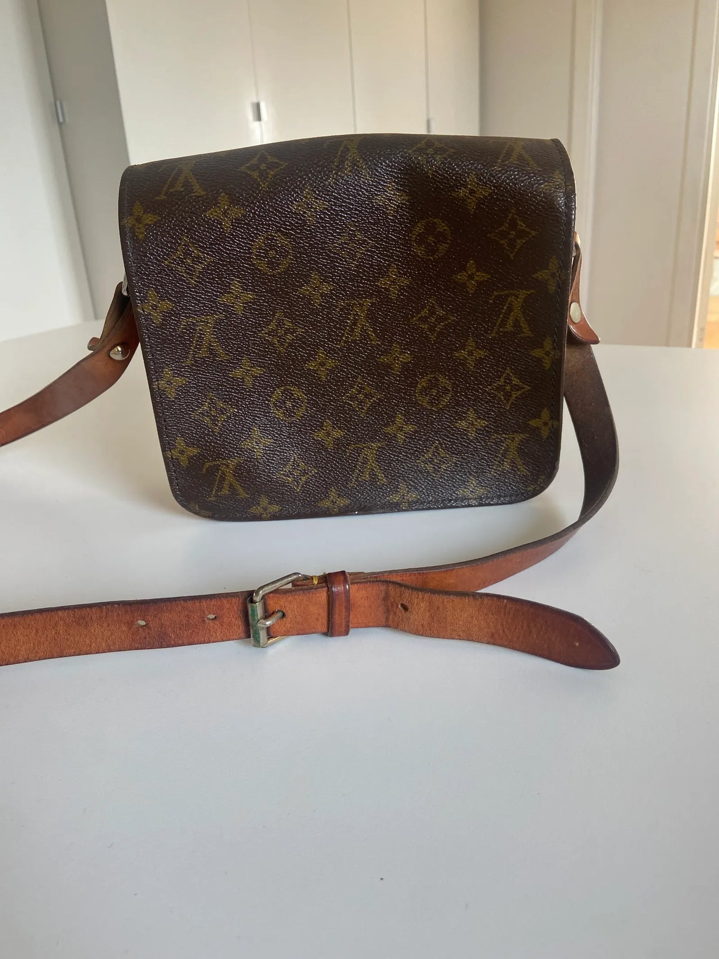 Louis Vuitton Saint Cloud-skinnaxelremsväska