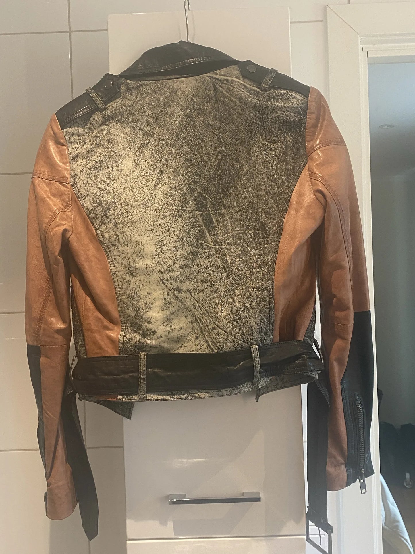 Gestuz-skinnjacka NWOT