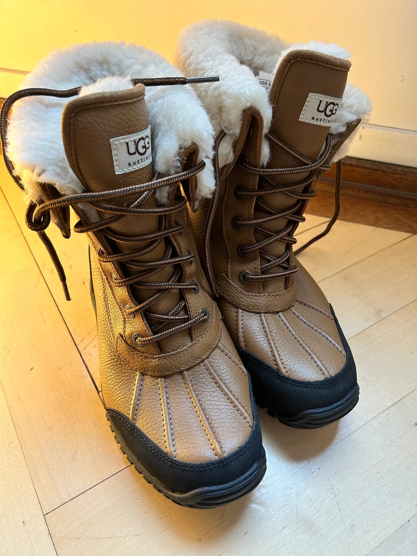 UGG-skinnvinterskor NWOT